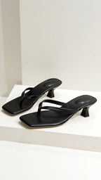 Zehentrenner Sandalen Mit Kitten Heel Minimalistischer Stil Und Komfort Für Gepflegtes Aussehen