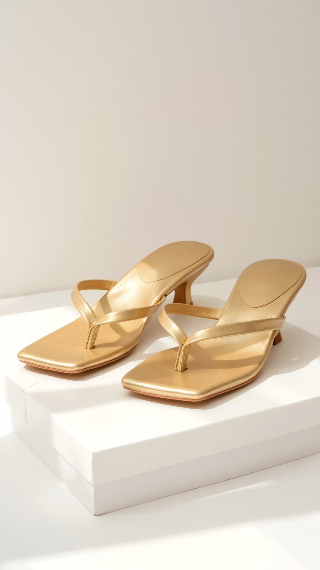 Zehentrenner Sandalen Mit Kitten Heel Minimalistischer Stil Und Komfort Für Gepflegtes Aussehen