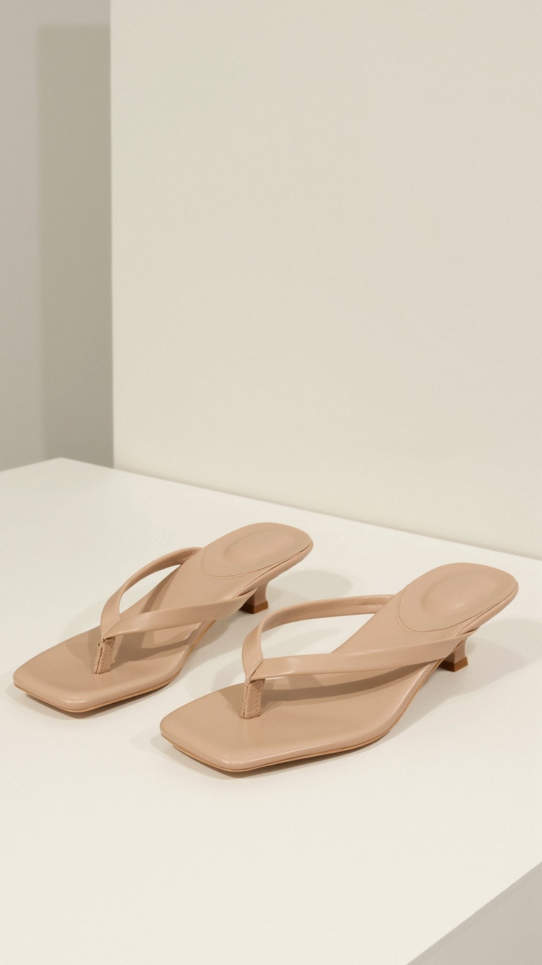 Zehentrenner Sandalen Mit Kitten Heel Minimalistischer Stil Und Komfort Für Gepflegtes Aussehen